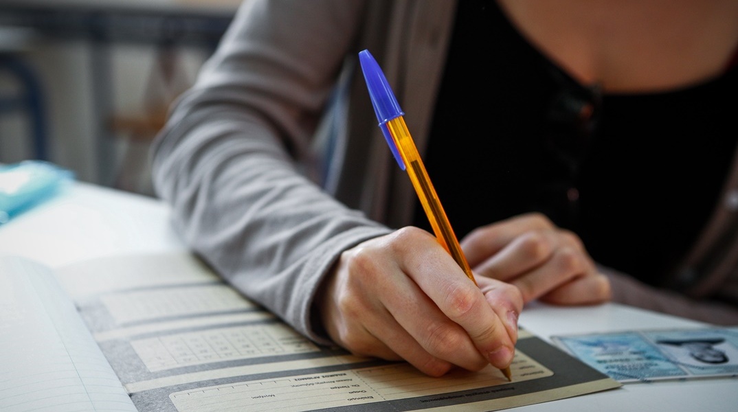 Υποψήφια γράφει στο τετράδιο απαντήσεων για τις Πανελλήνιες 2024