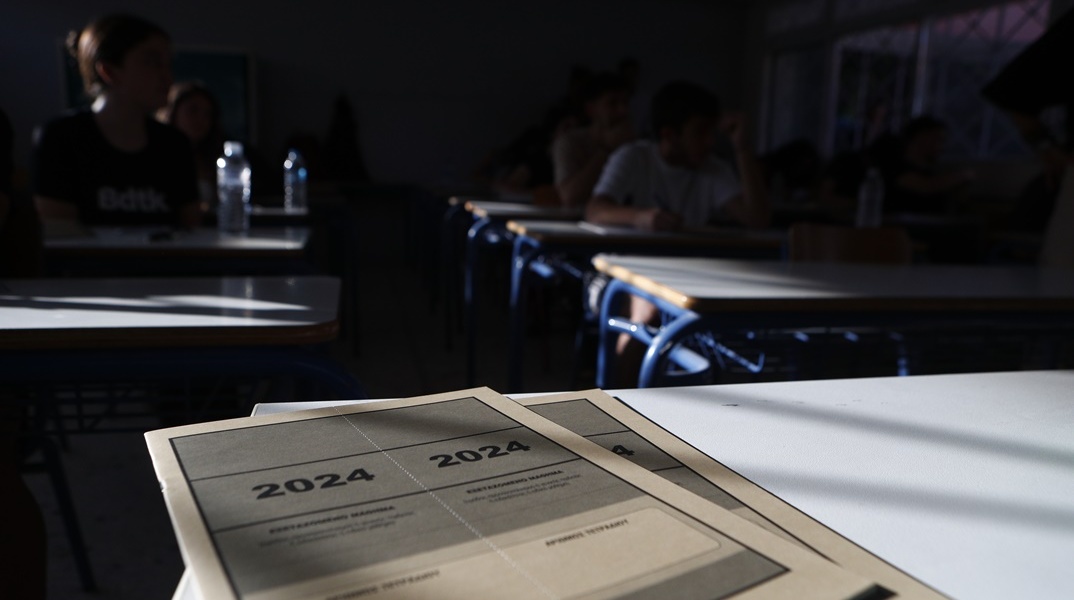 Το τετράδιο απαντήσεων στις Πανελλήνιες 2024 και σε σκοτεινό φόντο οι υποψήφιοι