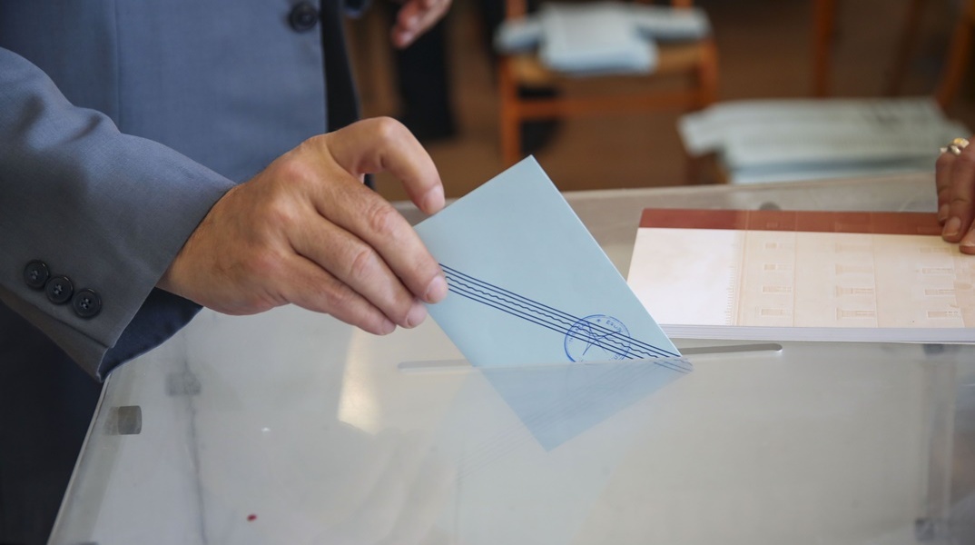 Χέρι άνδρα ρίχνει ψηφοδέλτιο στην κάλπη