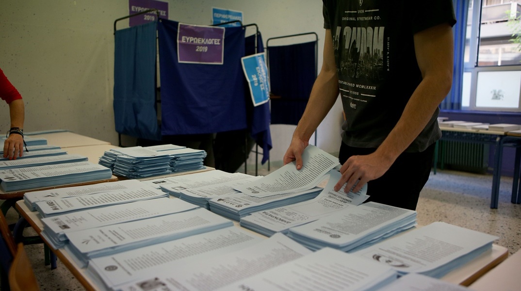 Άτομο συλλέγει ψηφοδέλτια στο εκλογικό τμήμα