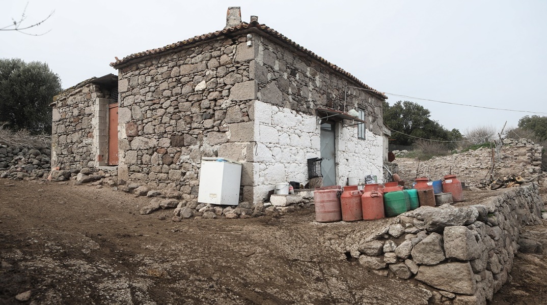 Μαντρί από πέτρες που στο εξωτερικό έχει λαδιέρες και άλλα δοχεία αποθήκευσης