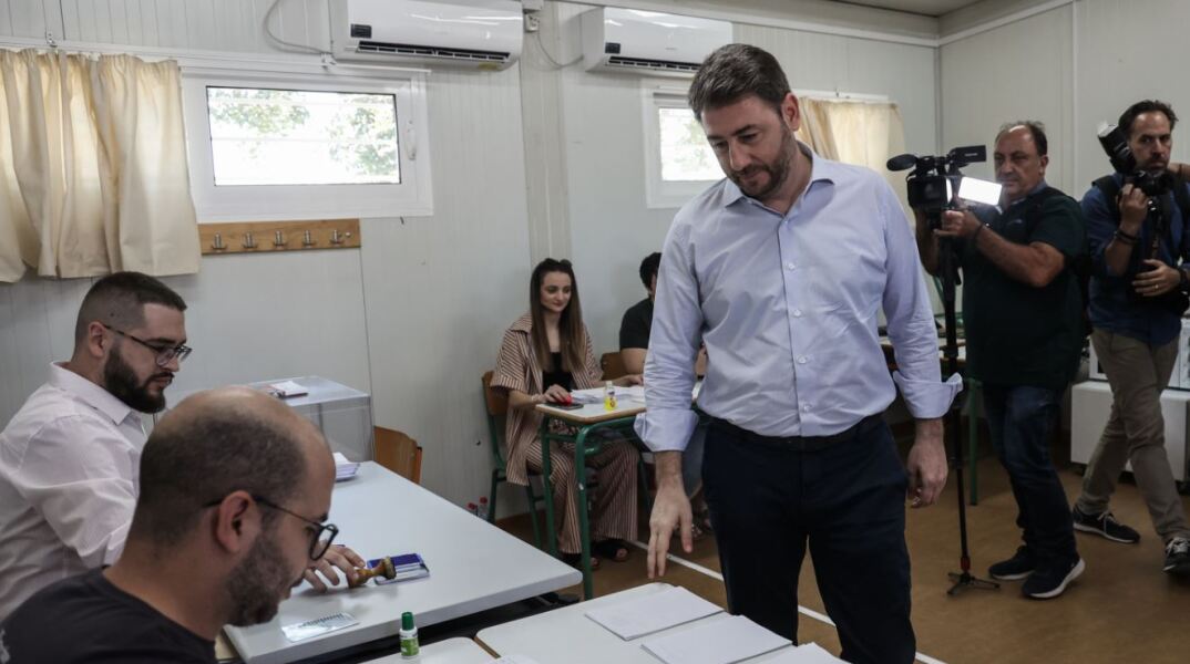 Νίκος Ανδρουλάκης: Ψήφισε στο Ηράκλειο ο πρόεδρος του ΠΑΣΟΚ