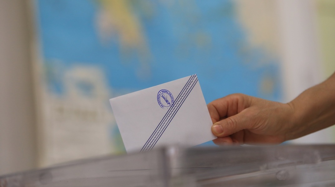 Χέρι ρίχνει ψηφοδέλτιο στην κάλπη