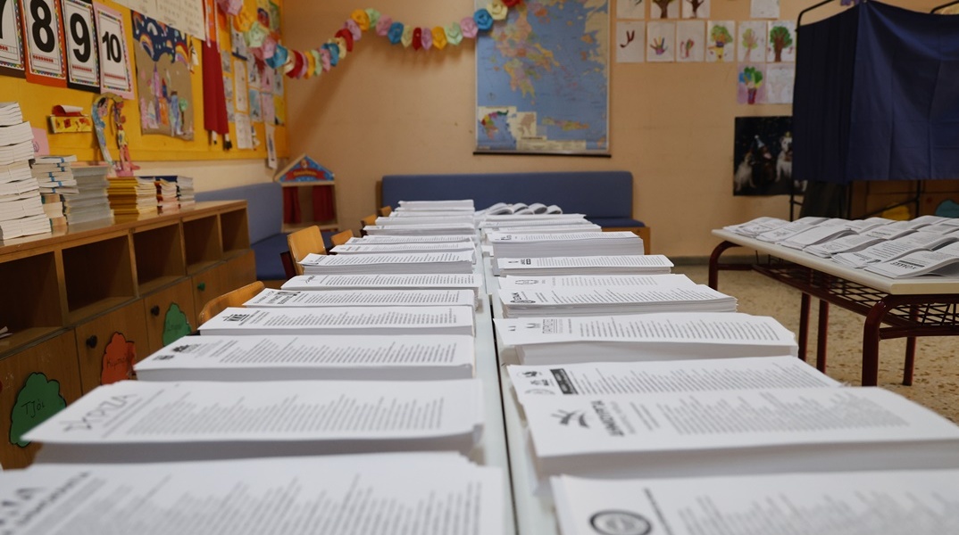 Ψηφοδέλτια πάνω σε θρανίο σε εκλογικό κέντρο