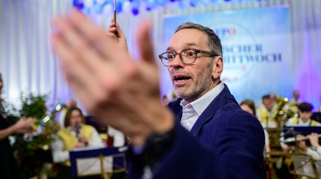 Ευρωεκλογές 2024 - Αυστρία: Έτοιμη για ιστορική νίκη η ακροδεξιά - Προηγείται στις δημοσκοπήσεις το Κόμμα της Ελευθερίας (FPÖ) του Χέρμπερτ Κικλ