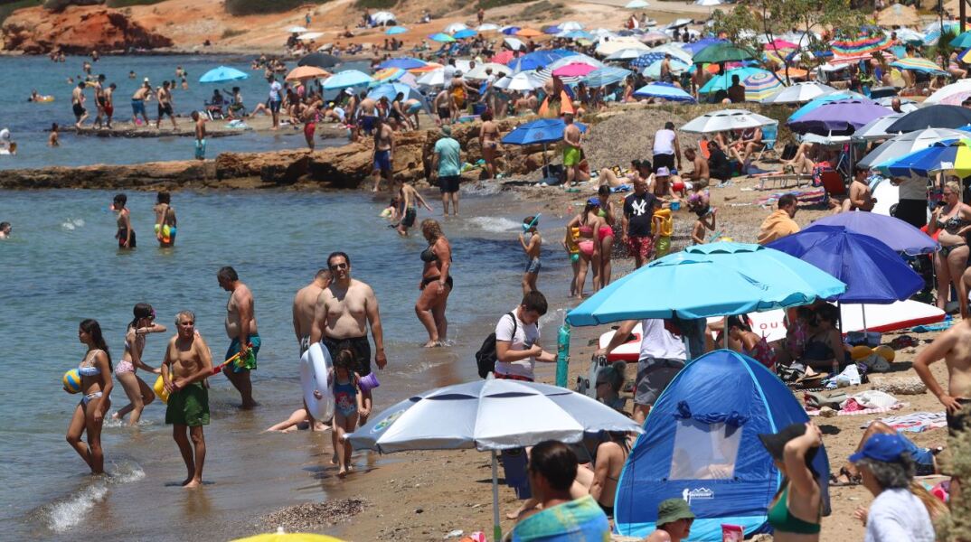 Πλήθος κόσμου στις παραλίες της Αττικής την ημέρα των Ευρωεκλογών 2024 