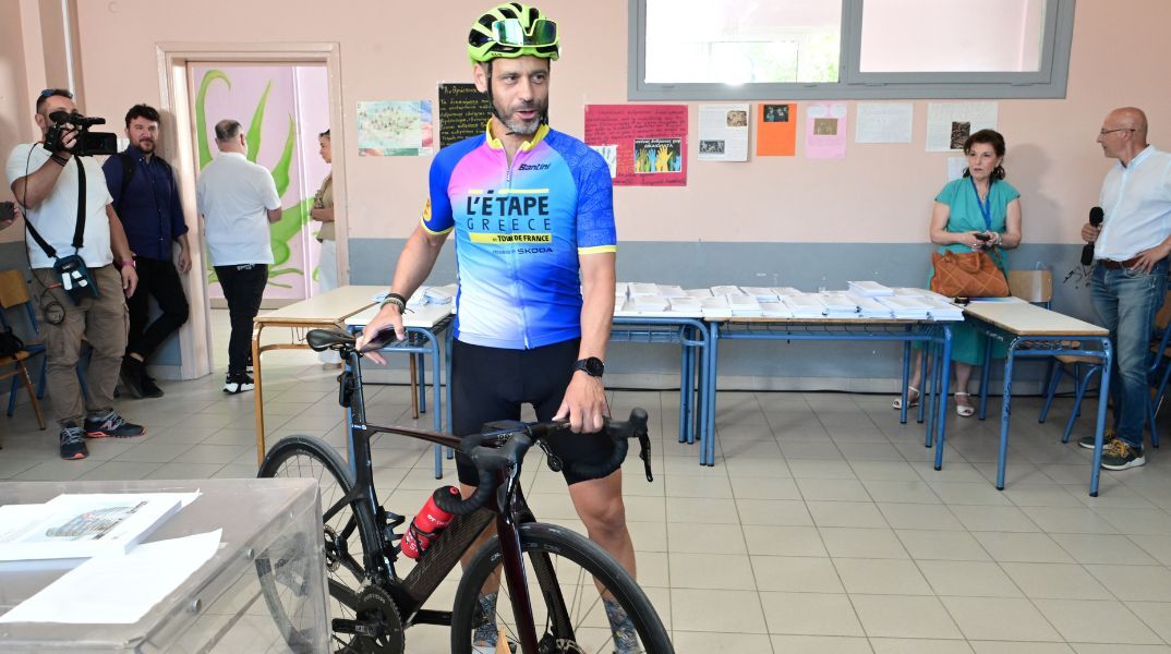 Ευρωεκλογές 2024: Ψηφοφόρος πήγε σε εκλογικό τμήμα της Αθήνας με ποδήλατο και αθλητικό εξοπλισμό - Άσκησε το εκλογικό του δικαίωμα πριν την προπόνηση. 