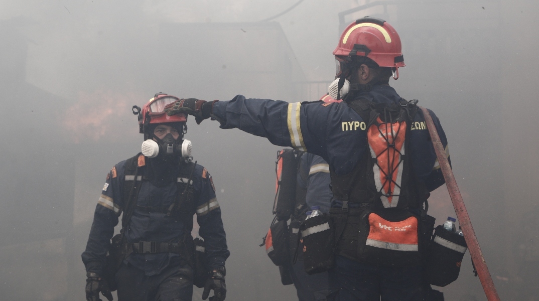 Πυροσβέστες επιχειρούν σε πυρκαγιά