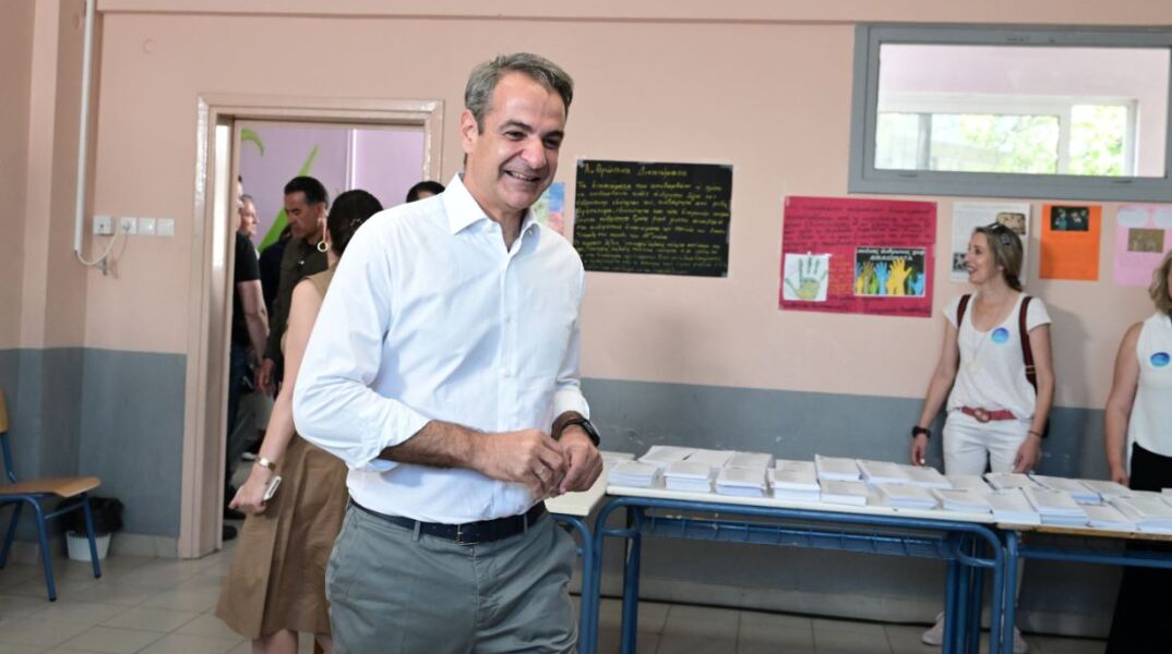 Ο Κυριάκος Μητσοτάκης ψηφίζει για τις Ευρωεκλογές