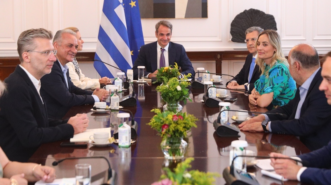 Μητσοτάκης με τους νέους ευρωβουλευτές της ΝΔ στο Μαξίμου