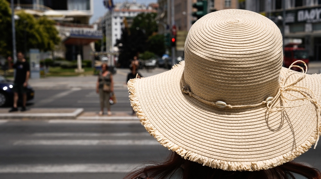 Καύσωνας: Τι να αποφεύγουμε για να προστατευτούμε από τη ζέστη