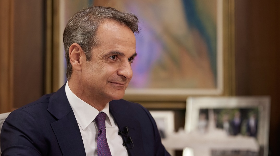 Ο πρωθυπουργός Κυριάκος Μητσοτάκης στο γραφείο του στο Μέγαρο Μαξίμου