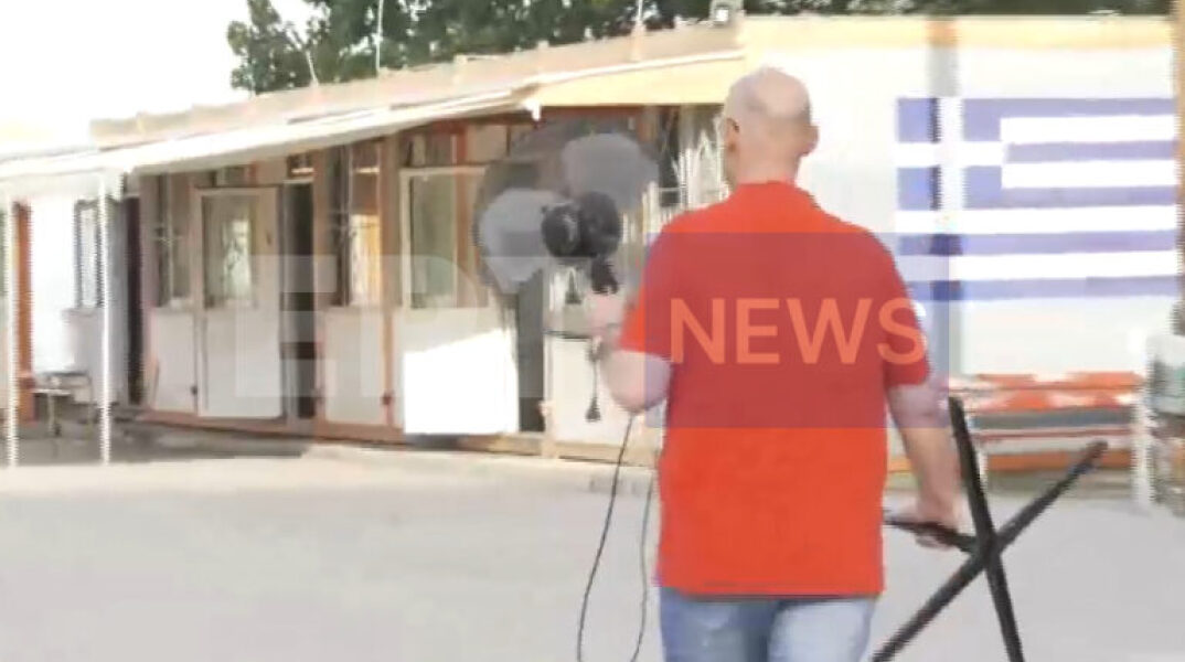 Άνδρας μεταφέρει ανεμιστήρα σε σχολείο στη Θεσσαλονίκη