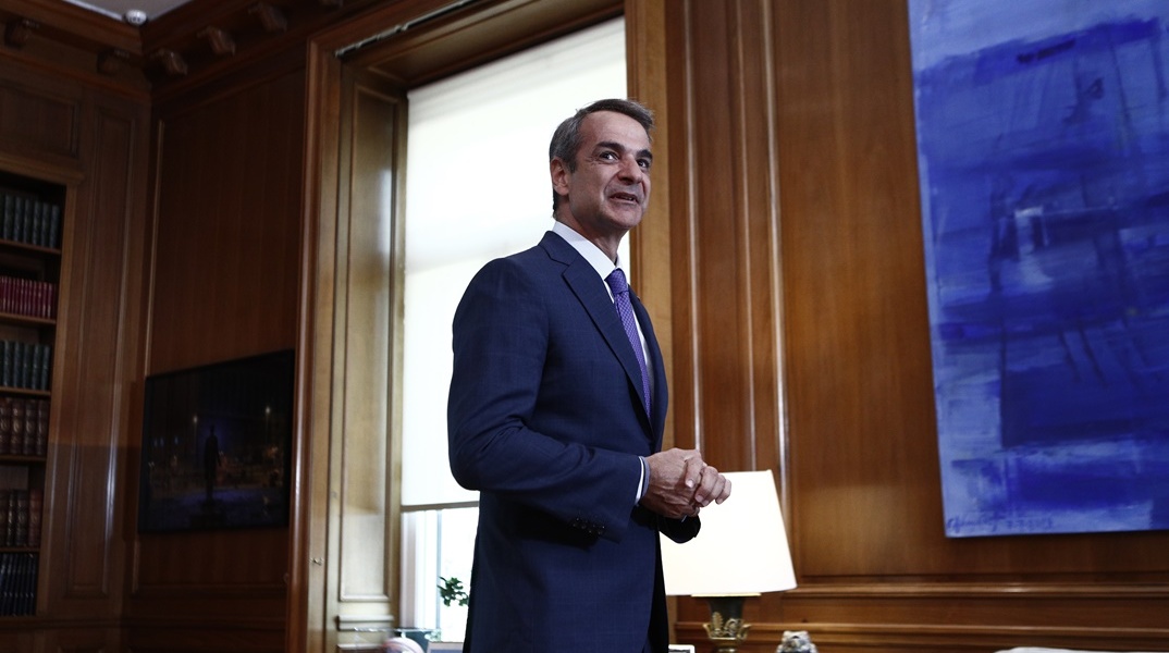 Ο Κυριάκος Μητσοτάκης στο Μέγαρο Μαξίμου εν αναμονή καλεσμένου