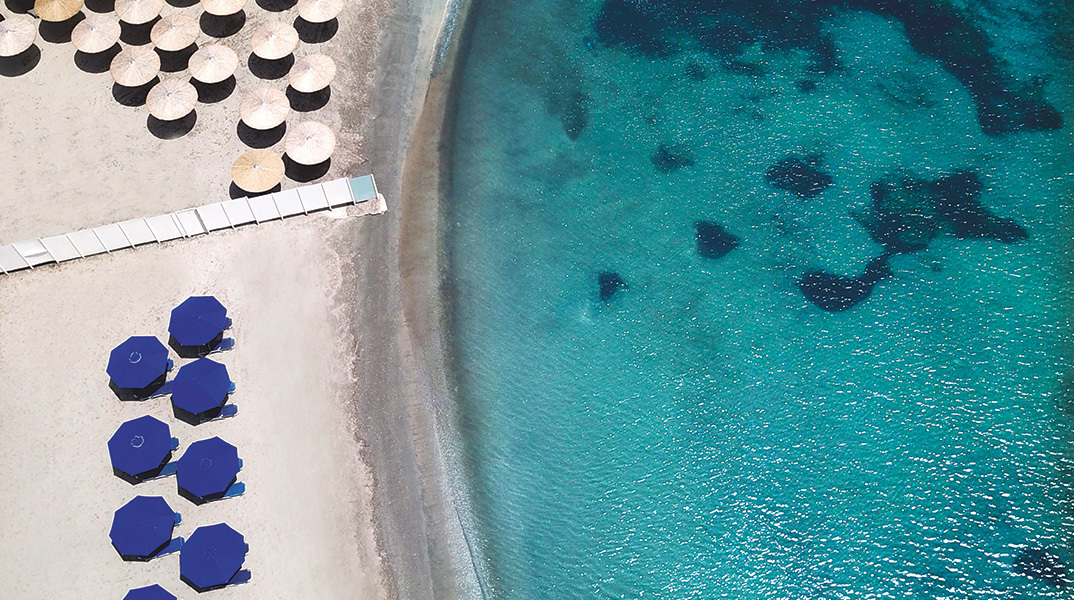 Ακριβή μου ξαπλώστρα: Ο τιμοκατάλογος στις 8 πιο γνωστές οργανωμένες παραλίες της Αττικής