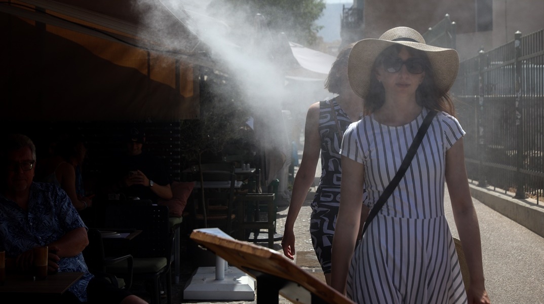 Δροσιά από μηχάνημα χώρου εστίασης στην καρδιά της Αθήνας υπό συνθήκες καύσωνα