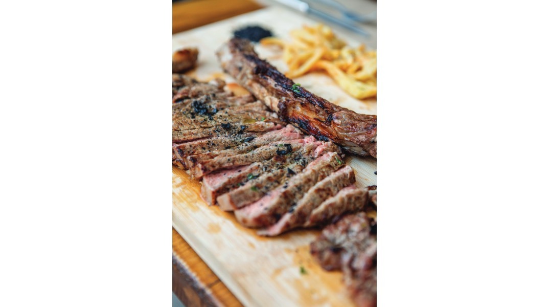 Ροζ Πάνθηρας: Στέκι των καλοφαγάδων για εξαιρετικές κοπές στο Παγκράτι