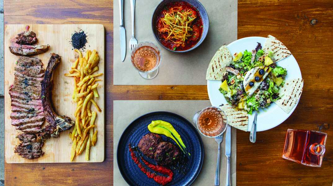 Ροζ Πάνθηρας: Στέκι των καλοφαγάδων για εξαιρετικές κοπές στο Παγκράτι