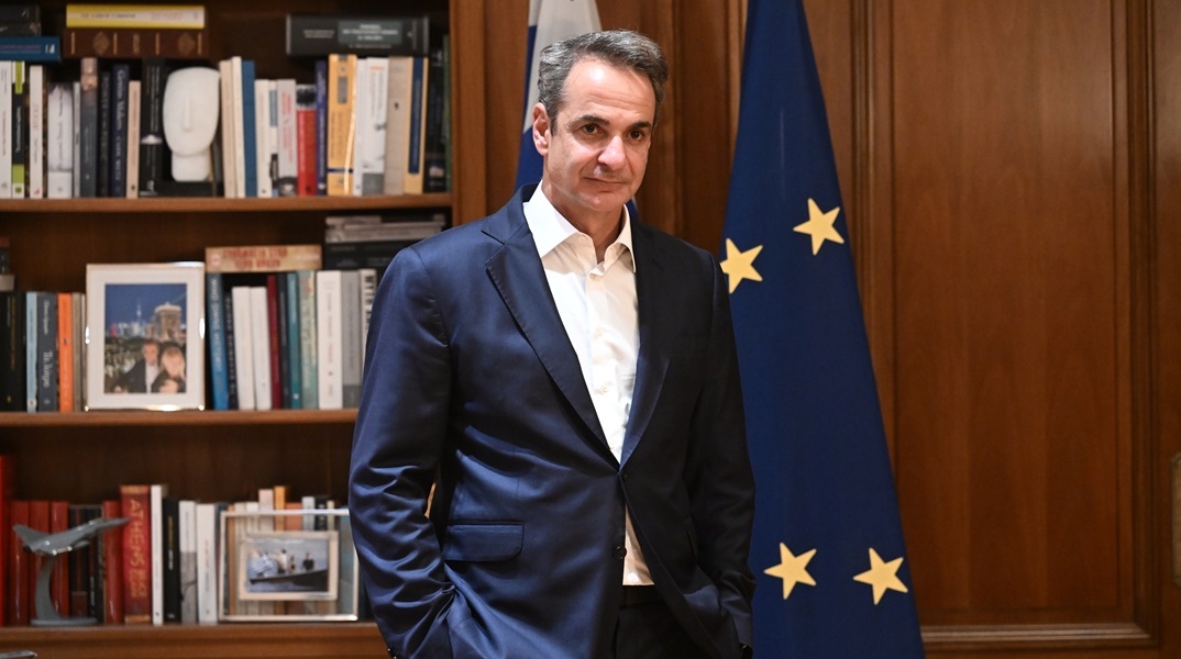 Ο πρωθυπουργός Κυριάκος Μητσοτάκης στο γραφείο του στο Μέγαρο Μαξίμου