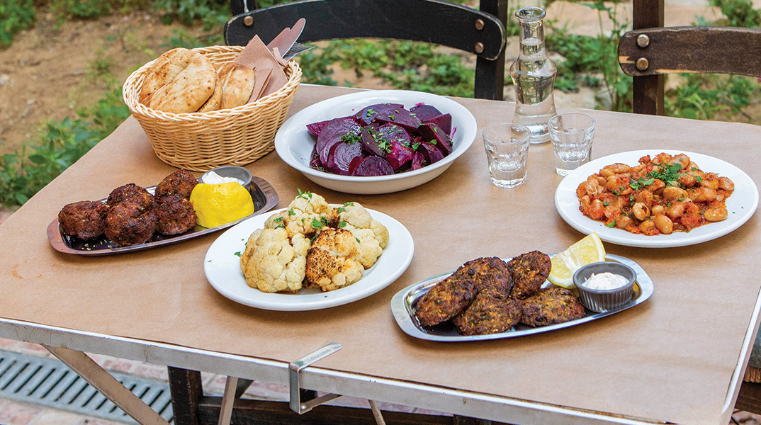 Αυλή: Για νόστιμους μεζέδες και παρεΐστικη διάθεση