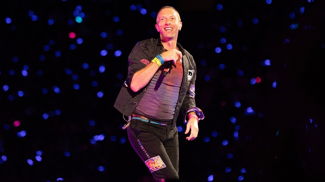 Colplay: Γιατί κάποιοι γκρινιάζουν για τα βραχιολάκια του συγκροτήματος;