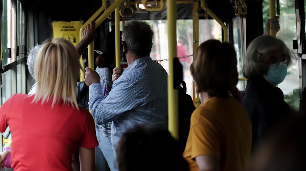 Επιβάτες σε λεωφορείο