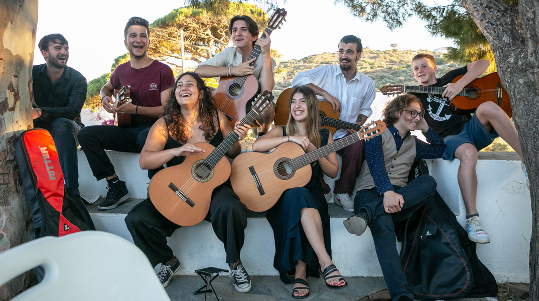 Λίγο πριν τη μαθητική συναυλία κιθάρας