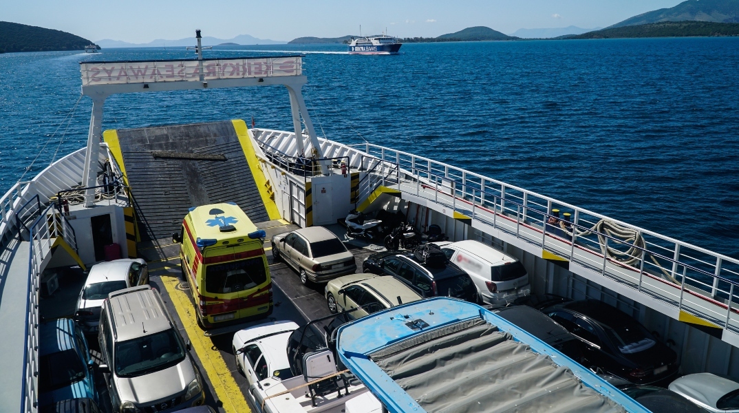 Αυτοκίνητο βούτηξε στη θάλασσα ενώ έβγαινε από το ferry boat