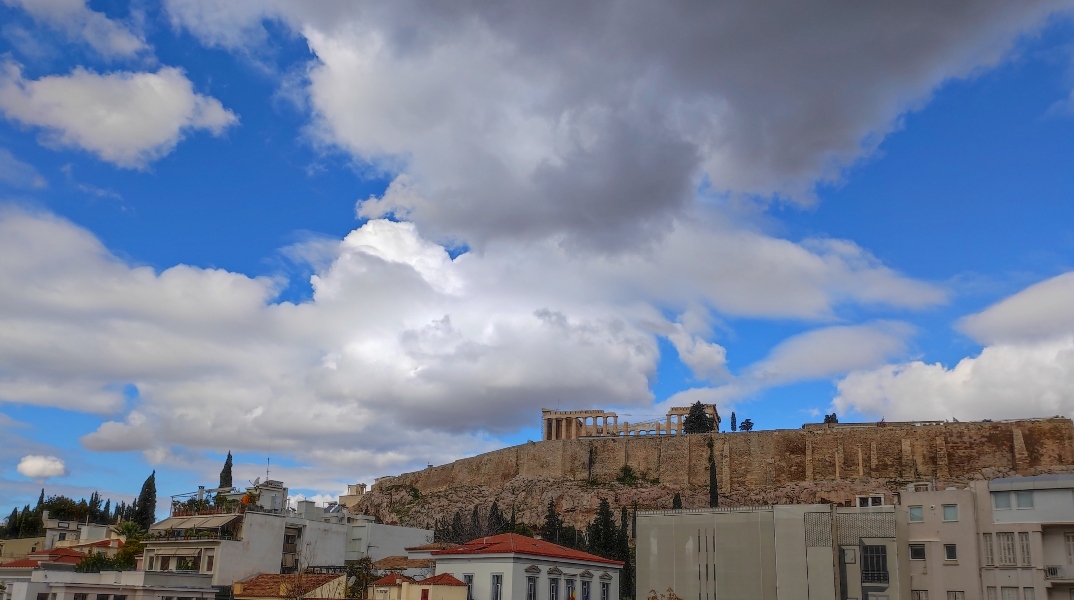 Καιρός σήμερα: Ζέστη και τοπικές βροχές την Κυριακή