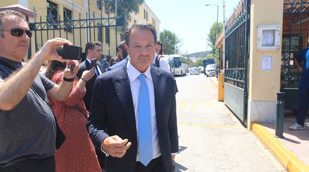 Ο Απόστολος Λύτρας έξω από τα δικαστήρια όπου ομολόγησε τον ξυλοδαρμό της συζύγου του