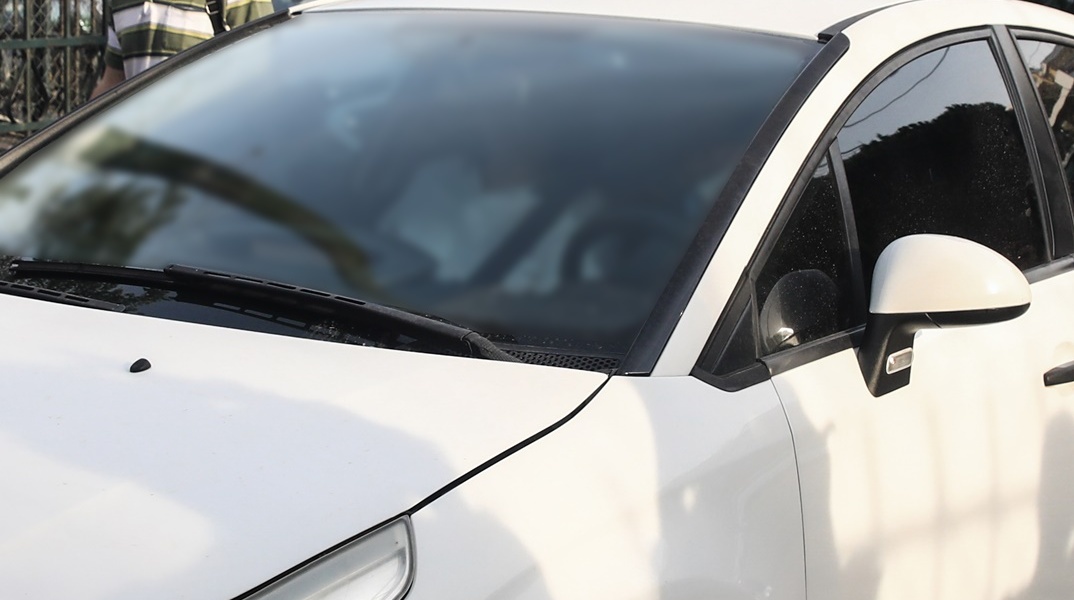 Ο δικηγόρος μέσα στο αυτοκίνητό του μεταβαίνει για απολογία