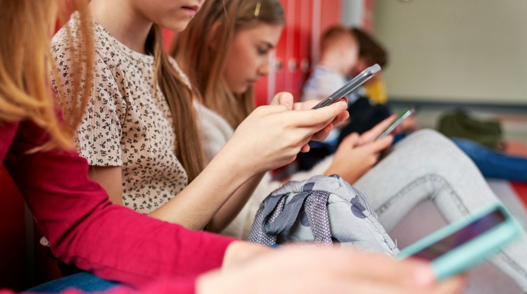 Έρευνα: Οι πολίτες, ιδίως οι νέοι, αναζητούν ειδήσεις περισσότερο μέσω διαδικτυακών βίντεο και ινφλουένσερ παρά μέσω των παραδοσιακών ΜΜΕ.