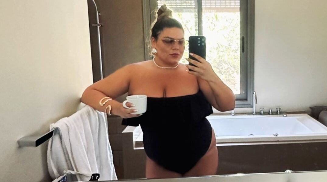 Δανάη Μπάρκα: Ποζάρει με μαύρο ολόσωμο μαγιό