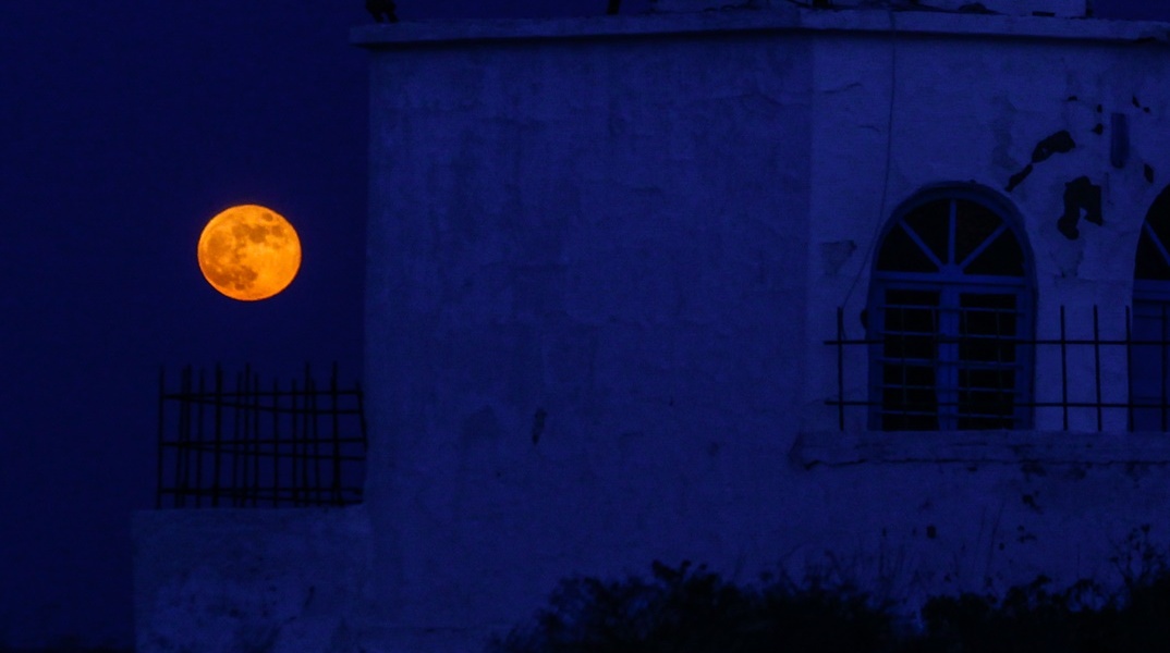 Πανσέληνος Ιουνίου 2024 ή «φεγγάρι της φράουλας» πίσω από ναό