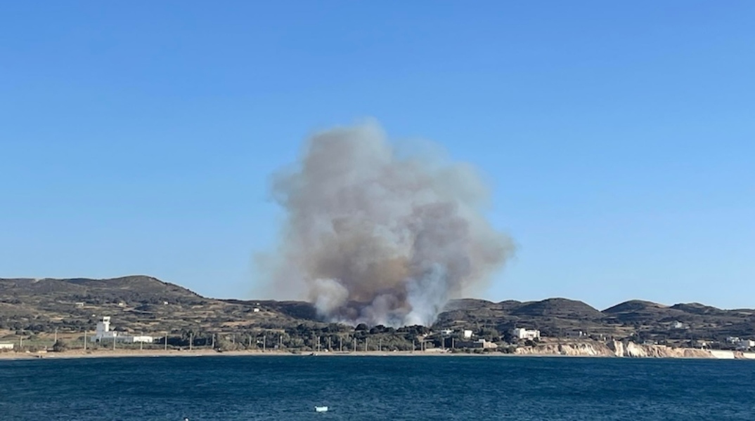 Φωτιά τώρα στη Μήλο: Μήνυμα 112 στους κατοίκους