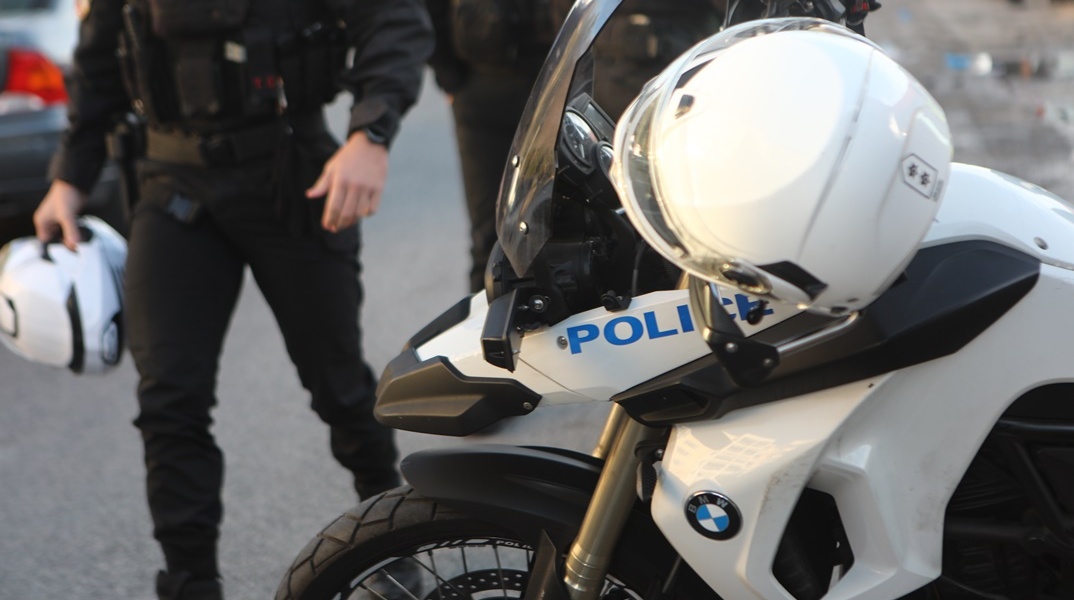 Μηχανή - περιπολικό της ομάδας ΔΙΑΣ και δίπλα αστυνομικοί