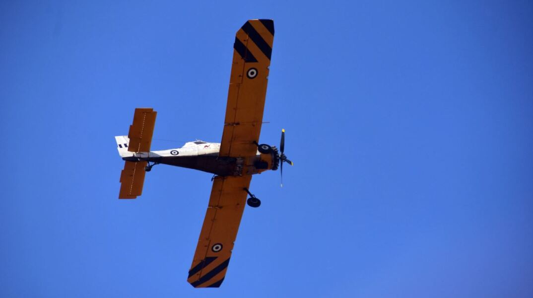 Πυροσβεστικό αεροπλάνο επιχειρεί σε φωτιά
