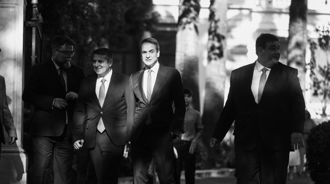 Ο Κυριάκος Μητσοτάκης εξέρχεται από το Μέγαρο Μαξίμου με τον υπουργό Εσωτερικών, Θοδωρή Λιβάνιο