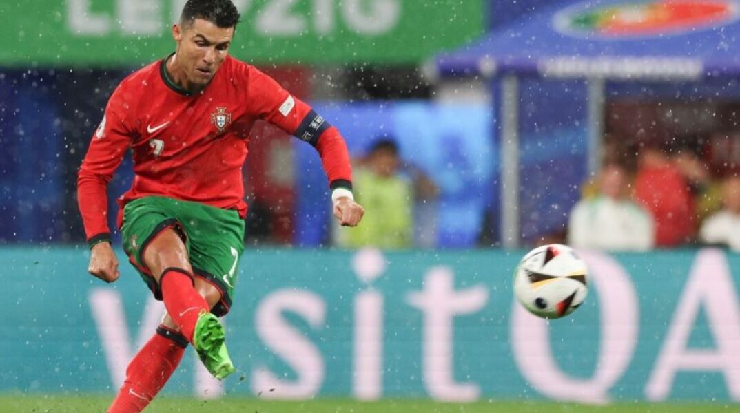 Ο Κριστιάνο Ρονάλντο σε εκτέλεση φάουλ κόντρα στην Τσεχία