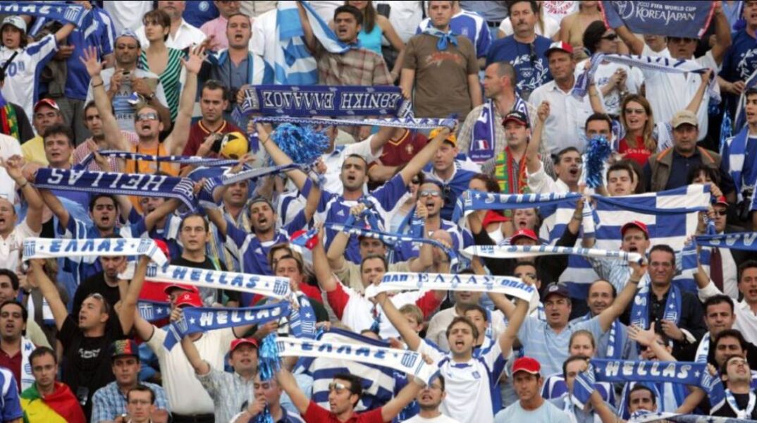 Euro 2004: Η ιστορία πίσω από το σύνθημα «Σήκωσέ το»