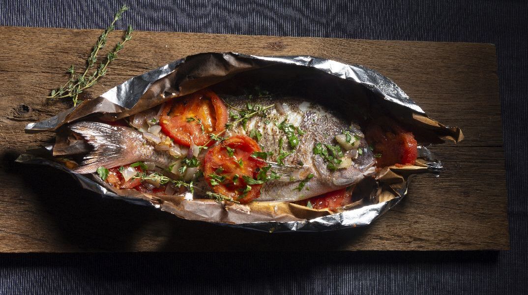 Συνταγή για φαγκρί στη λαδόκολλα με κρασί Μοσχάτο