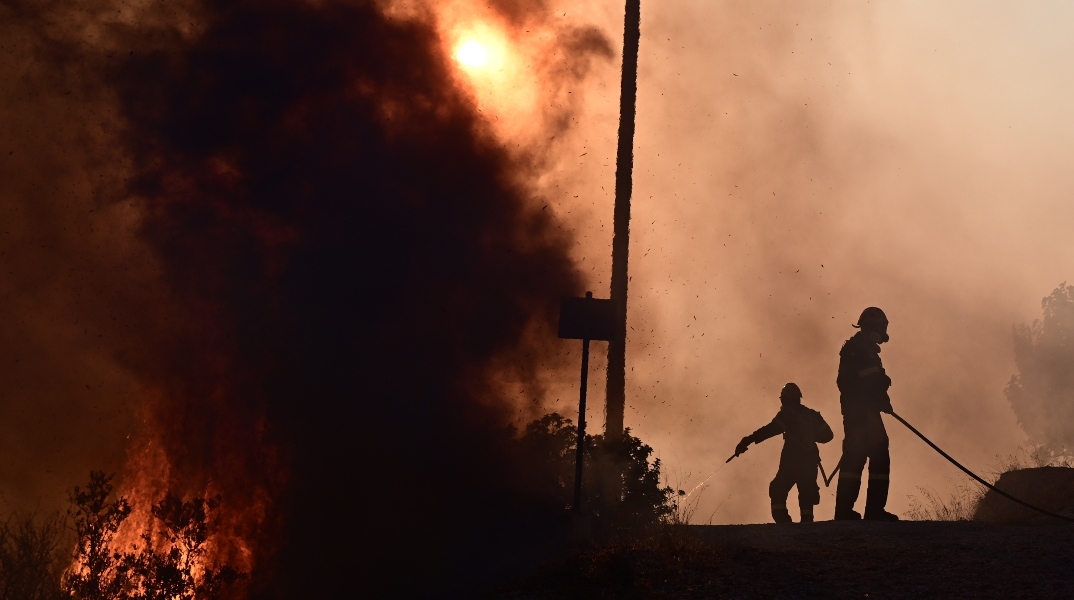 Φωτιές: Δυσμενείς οι καιρικές συνθήκες - Ο χάρτης επικινδυνότητας 