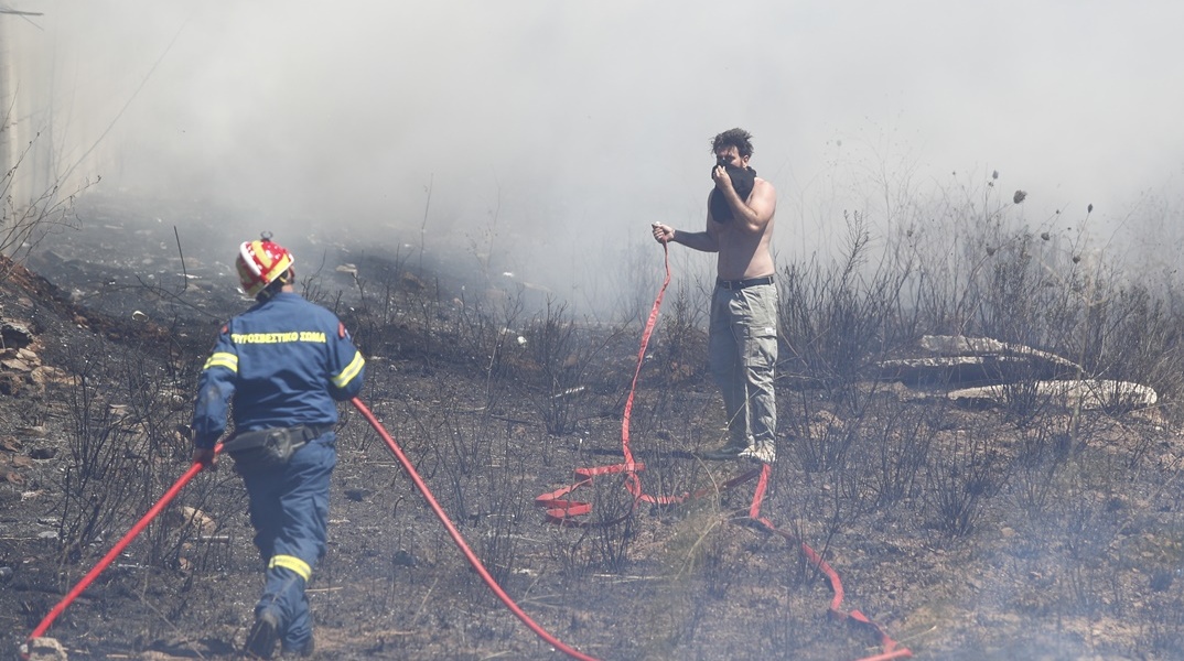Πολίτης βοηθά στο έργο της κατάσβεσης στη Βάρης - Κορωπίου