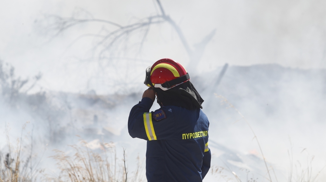 Φωτιά - Πυροσβέστης επιχειρεί σε πυρκαγιά