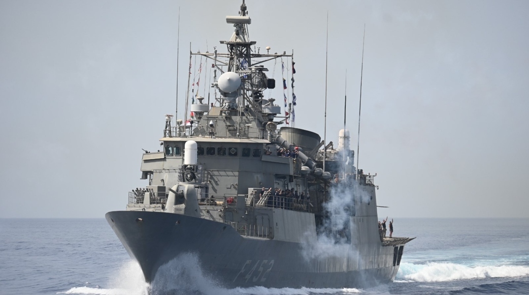 Η φρεγάτα «ΨΑΡΑ» αποπλέει για τον Κόλπο του Άντεν 