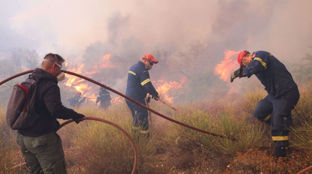 Πυροσβέστες επιχειρούν σε πυρκαγιά