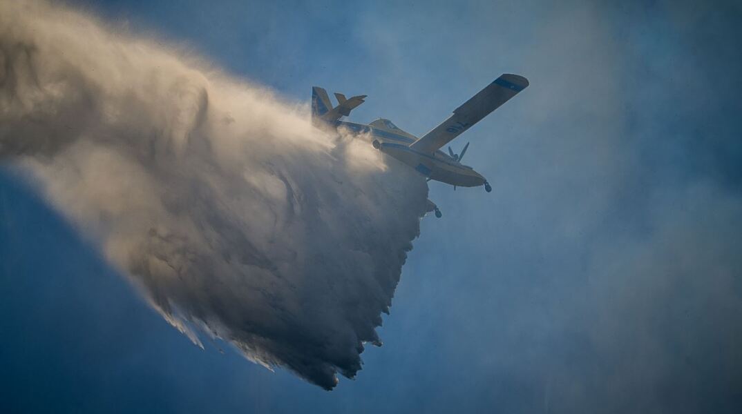 Στα πρώτα σπίτια η φωτιά που ξέσπασε στην Βάρης-Κορωπίου