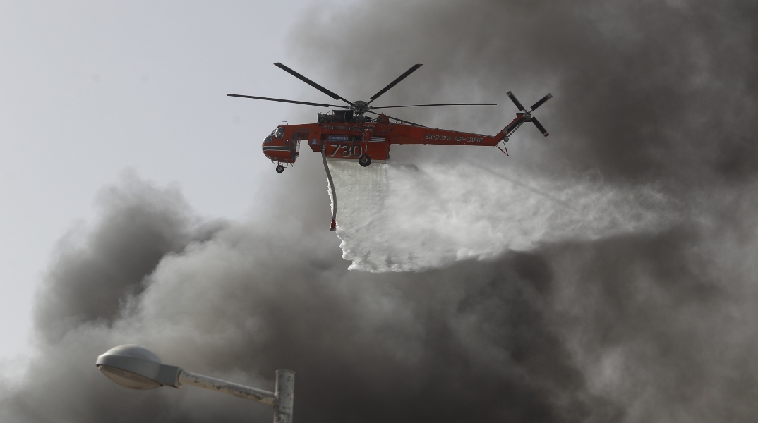 Φωτιά τώρα στο Μενίδι: Διακοπή της κυκλοφορίας 