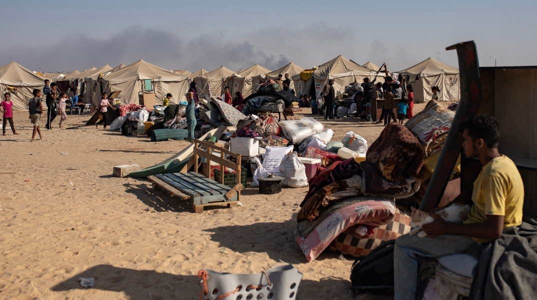 Ισραήλ: Σφυροκοπά καταυλισμούς προσφύγων στη Γάζα