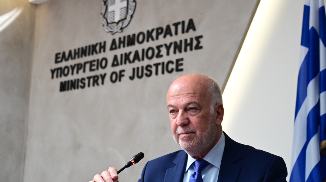 Φλωρίδης για ενδοοικογενειακή βία: Ηλεκτρονική επιτήρηση με βραχιολάκι